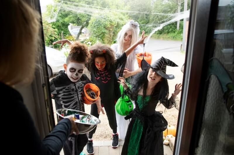 Frightful Frolic: Halloween Bar Crawl Thrills