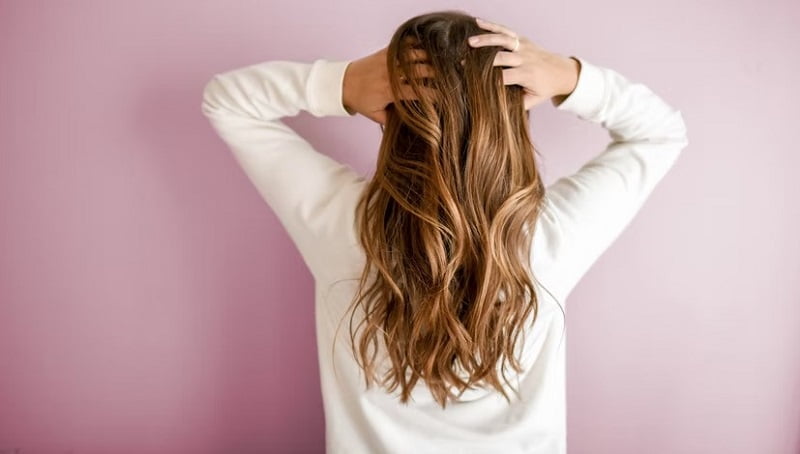 woman place her hands on her head